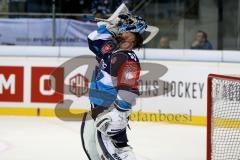 Championsleague - CHL - ERC Ingolstadt - Växjö Lakers (VLH) - Saison 2015/2016 - Timo Pielmeier (#51 ERC Ingolstadt) beim aufsetzen der Torwartmaske - Foto: Jürgen Meyer