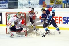 CHL - Champions Hockey League 2015 - ERC Ingolstadt - Frölunda HC - Marc Schmidpeter (ERC 20) nähert sich dem Tor von Torhüter Johan Gustafsson. Foto: Adalbert Michalik