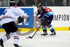 CHL - Champions Hockey League 2015 - ERC Ingolstadt - Frölunda HC - Thomas Greilinger (ERC 39) spielt einen Pass. Jacob Larsson schaut zu. Foto: Adalbert Michalik