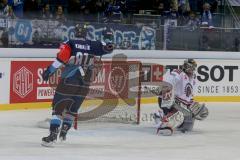 CHL - Eishockey - ERC Ingolstadt - Frölunda Göteborg - Saison 2015/2016 - Tomas Kubalik (#81 ERC Ingolstadt)  bejubelt das 1:2 Treffer von Alexander Barta (#92 ERC Ingolstadt) - Johan Gustafsson (Nr.37, Frolunda Gothenburg) - Foto: Jürgen Meyer