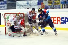 CHL - Champions Hockey League 2015 - ERC Ingolstadt - Frölunda HC - Marc Schmidpeter (ERC 20) nähert sich dem Tor von Torhüter Johan Gustafsson. Foto: Adalbert Michalik