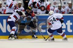 Championsleague - CHL - ERC Ingolstadt - Växjö Lakers (VLH) - Saison 2015/2016 - Alexander Barta (#92 ERC Ingolstadt) - Gynge Richard links weiß VLH - rechts Hillding Joakim weiß #24 VLH - Foto: Jürgen Meyer