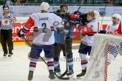 Championsleague - CHL - ERC Ingolstadt - Växjö Lakers (VLH) - Saison 2015/2016 - Danny Irmen (#19 ERC Ingolstadt) und Jared Ross (#42 ERC Ingolstadt) Rangelei vor dem Tor - Foto: Jürgen Meyer