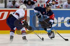 Championsleague - CHL - ERC Ingolstadt - Växjö Lakers (VLH) - Saison 2015/2016 - John Laliberte (#15 ERC Ingolstadt) - Topscorer - Heikkinen Ikka links #49 VLH - Foto: Jürgen Meyer