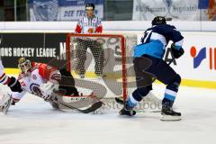 CHL - Champions Hockey League 2015 - ERC Ingolstadt - Frölunda HC - Petr Taticek (ERC 17) schießt ein das 4:2. Torhüter Johan Gustafsson kommt zu spät. Foto: Adalbert Michalik