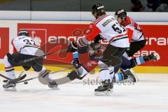 CHL - Eishockey - ERC Ingolstadt - Frölunda Göteborg - Saison 2015/2016 - John Laliberte (#15 ERC Ingolstadt) -Topscorer - Anton Karlsson (Nr.55, Frolunda Gothenburg) - Elias Falth (Nr.33, Frolunda Gothenburg) - Foto: Jürgen Meyer