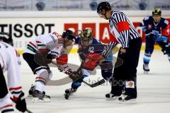 CHL - Champions Hockey League 2015 - ERC Ingolstadt - Frölunda HC - Jared Ross (ERC 42) am Buli mit Joel Lundqvist. Foto: Adalbert Michalik