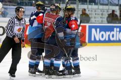 Championsleague - CHL - ERC Ingolstadt - Växjö Lakers (VLH) - Saison 2015/2016 - Thomas Greilinger (#39 ERC Ingolstadt) - John Laliberte (#15 ERC Ingolstadt) - Petr Taticek (#17 ERC Ingolstadt) - Tomas Kubalik (#81 ERC Ingolstadt) freuen sich über den 1:1