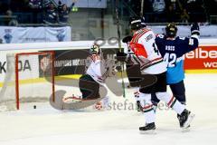 CHL - Champions Hockey League 2015 - ERC Ingolstadt - Frölunda HC - Jared Ross (ERC 42) erzielt das 3:2. Jacob Larsson kann nur zusehen. Foto: Adalbert Michalik