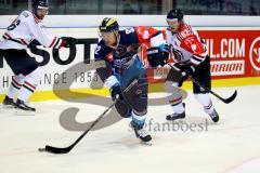 CHL - Champions Hockey League 2015 - ERC Ingolstadt - Frölunda HC - Alexander Barta (ERC 92) erkämpft sich gegen Artturi Lehkonen den Puck. Foto: Adalbert Michalik