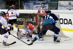 CHL - Champions Hockey League 2015 - ERC Ingolstadt - Frölunda HC - Petr Taticek (ERC 17) schießt ein das 4:2. Torhüter Johan Gustafsson kommt zu spät. Foto: Adalbert Michalik