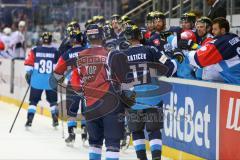 Championsleague - CHL - ERC Ingolstadt - Växjö Lakers (VLH) - Saison 2015/2016 - Abklatschen an der Bande  - Foto: Jürgen Meyer