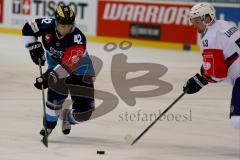 Championsleague - CHL - ERC Ingolstadt - Växjö Lakers (VLH) - Saison 2015/2016 - Jared Ross (#42 ERC Ingolstadt) - Larsson Eddie weiß #53 VLH - Foto: Jürgen Meyer