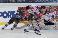 CHL - Eishockey - ERC Ingolstadt - Frölunda Göteborg - Saison 2015/2016 - Björn Barta (#33 ERC Ingolstadt) - Jacob Larsson (Nr.4, Frolunda Gothenburg) - Foto: Jürgen Meyer