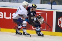 Championsleague - CHL - ERC Ingolstadt - Växjö Lakers (VLH) - Saison 2015/2016 - Alexander Barta (#92 ERC Ingolstadt) - Laakso Teemu weiß #2 VLH - Foto: Jürgen Meyer