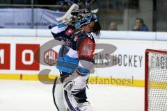 Championsleague - CHL - ERC Ingolstadt - Växjö Lakers (VLH) - Saison 2015/2016 - Timo Pielmeier (#51 ERC Ingolstadt) beim aufsetzen der Torwartmaske - Foto: Jürgen Meyer