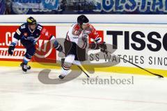 CHL - Champions Hockey League 2015 - ERC Ingolstadt - Frölunda HC - Danny Irmen (ERC 19) verfolgt Oscar Fantenberg. Foto: Adalbert Michalik