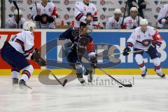 Championsleague - CHL - ERC Ingolstadt - Växjö Lakers (VLH) - Saison 2015/2016 - John Laliberte (#15 ERC Ingolstadt) - Topscorer - rechts Reddox Liam VLH - Heikkinen Ikka links #49 VLH - Foto: Jürgen Meyer