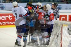 Championsleague - CHL - ERC Ingolstadt - Växjö Lakers (VLH) - Saison 2015/2016 - Danny Irmen (#19 ERC Ingolstadt) und Jared Ross (#42 ERC Ingolstadt) Rangelei vor dem Tor - Foto: Jürgen Meyer