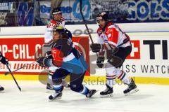 CHL - Champions Hockey League 2015 - ERC Ingolstadt - Frölunda HC - Brian Lebler (ERC 7) im Zweikampf mit Henrik Tömmernes und Lukas Bengtsson. Foto: Adalbert Michalik