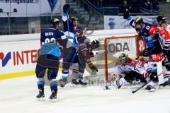 CHL - Champions Hockey League 2015 - ERC Ingolstadt - Frölunda HC - Danny Irmen (ERC 19) erzielt ein Tor und freut sich. Alexander Barta (ERC 92) und Tomas Kubalik (ERC 81) freuen sich mit. Foto: Adalbert Michalik