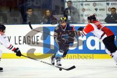 CHL - Champions Hockey League 2015 - ERC Ingolstadt - Frölunda HC - Thomas Pielmeier (ERC 50) im Zweikampf mit Henrik Tömmernes. Foto: Adalbert Michalik