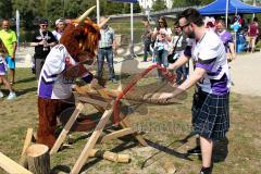 ERC Ingolstadt - Bayrisch-Schottisches Fanfest - Braehead Fan und Maskottchen beim Baumstamm sägen - Foto: Jürgen Meyer