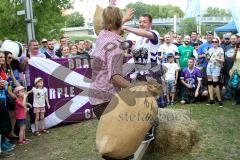 ERC Ingolstadt - Bayrisch-Schottisches Fanfest - Braehead Fan`s und ERC Fan beim Strohsack schlagen - Foto: Jürgen Meyer