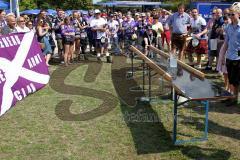 ERC Ingolstadt - Bayrisch-Schottisches Fanfest - Braehead Fan`s beim Maßkrug schieben - Foto: Jürgen Meyer