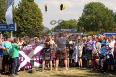 ERC Ingolstadt - Bayrisch-Schottisches Fanfest - Braehead Fan`s und ERC Fan beim Gummistiefel weit werfen - Foto: Jürgen Meyer