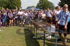 ERC Ingolstadt - Bayrisch-Schottisches Fanfest - Braehead Fan`s beim Maßkrug schieben - Foto: Jürgen Meyer