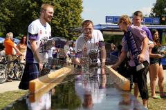 ERC Ingolstadt - Bayrisch-Schottisches Fanfest - Maßkrugschieben eines Braehead Fan - Foto: Jürgen Meyer