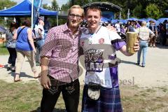 ERC Ingolstadt - Bayrisch-Schottisches Fanfest - Braehead Fan und ERC Fan beim Baumstamm sägen - Foto: Jürgen Meyer