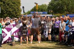 ERC Ingolstadt - Bayrisch-Schottisches Fanfest - Braehead Fan`s und ERC Fan beim Gummistiefel weit werfen - Foto: Jürgen Meyer