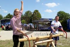 ERC Ingolstadt - Bayrisch-Schottisches Fanfest - Braehead Fan und ERC Fan beim Baumstamm sägen - Foto: Jürgen Meyer