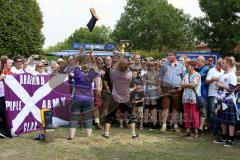 ERC Ingolstadt - Bayrisch-Schottisches Fanfest - Braehead Fan`s und ERC Fan beim Gummistiefel weit werfen - Foto: Jürgen Meyer