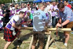 ERC Ingolstadt - Bayrisch-Schottisches Fanfest - Braehead Fan`s und ERC Fan beim Baumstamm sägen  - Foto: Jürgen Meyer