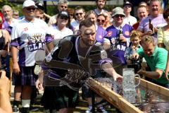 ERC Ingolstadt - Bayrisch-Schottisches Fanfest - Braehead Fan`s beim Maßkrug schieben - Foto: Jürgen Meyer