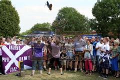 ERC Ingolstadt - Bayrisch-Schottisches Fanfest - Braehead Fan`s und ERC Fan beim Gummistiefel weit werfen - Foto: Jürgen Meyer