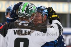 Penny DEL - Eishockey - Saison 2021/22 - ERC Ingolstadt - Krefeld Pinguine - Simon Gnyp (#3 ERCI) - Justin Volek (#9 Krefeld) - nach dem Spiel -  Foto: Jürgen Meyer