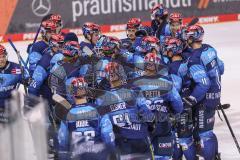 DEL - ERC Ingolstadt - Bremerhaven - Sieg nach Penalty 3:2, das team gratuliert Torwart Michael Garteig (34 ERC)