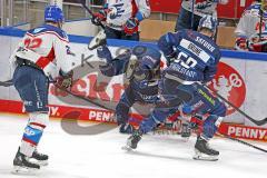 Penny DEL - Eishockey - Saison 2021/22 - ERC Ingolstadt - Adler Mannheim -  Florian Elias (#77 Mannheim) - Samuel Soramies (#28 ERCI) - Louis Brune (#50 ERCI) - Check an der Bande - Foto: Meyer Jürgen