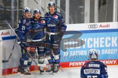 Penny DEL - Eishockey - Saison 2021/22 - ERC Ingolstadt - EHC Red Bull München -  Der 1:1 Ausgleichstreffer durch Chris Bourque (#77 ERCI) - Louis-Marc Aubry (#11 ERCI) -  - jubel - Wayne Simpson (#21 ERCI) - Foto: Jürgen Meyer