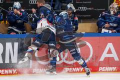 Penny DEL - Eishockey - Saison 2021/22 - ERC Ingolstadt - Adler Mannheim - Chris Bourque (#77 ERCI) checkt Joonas Lehtivuori (#6 Mannheim) an die Spielerbank -  Foto: Meyer Jürgen