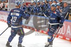 Penny DEL - Eishockey - Saison 2021/22 - ERC Ingolstadt - Grizzlys Wolfsburg - Brandon Defazio (#24 ERCI) mit dem 2:3 Anschlusstreffer - jubel - Emil Quaas (#20 ERCI) -  Foto: Jürgen Meyer