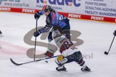 DEL; ERC Ingolstadt - Eisbären Berlin; Enrico Henriquez-Morales (Nr.52 - ERC) Zach Baychuk (Nr.89 - Berlin)