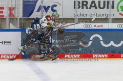 Penny DEL - Eishockey - Saison 2021/22 - ERC Ingolstadt - Krefeld Pinguine - Ben Marshall (#45 ERCI) -  Lucas Lessio (#6 Krefeld) Check an der Bande - Foto: Jürgen Meyer