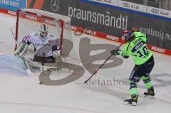 DEL - Eishockey - Saison 2020/21 - ERC Ingolstadt - Eisbären Berlin - Mirko Höfflin (#10 ERCI) - Mathias Niederberger Torwart (#35 Berlin) - Foto: Jürgen Meyer