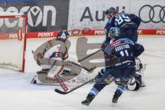DEL; Playoffs; ERC Ingolstadt - EHC Redbull München; Torchance verpasst Keating Austen (89 ERC) Torwart Wolf Simon (25 RBM) Hirose Taro (17 RBM) wirft sich rein Agostino Kenny (11 ERC)