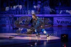 DEL; ERC Ingolstadt - Dresdner Eislöwen; vor dem Spiel Einmarsch durch den Pantherkopf,  Feuer, Powell Myles (9 ERC)